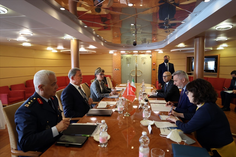 Millî Savunma Bakanı Hulusi Akar, İtalya ve İngiltere Savunma Bakanları ile Sicilya’daki Üçlü Toplantıda Bir Araya Geldi